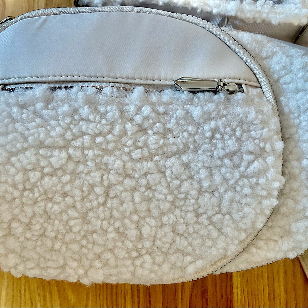 Sherpa Sling Bag NWT - Picture 3 of 4